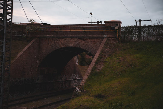 PUENTE FERROVIARIO, DONDE PASAN V&Iacute;AS  DE TREN