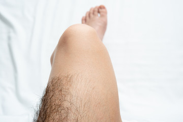 メンズ　脚脱毛　見えるところだけ処理している人のイメージ