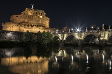 Rom Engelsburg mit Brücke und Tiber Italien , Nachtaufnahme