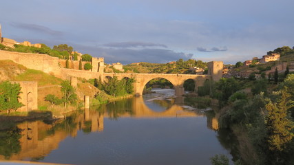 Fototapeta na wymiar Toledo, España iluminada en horas de la tarde predominando el color dorado y azul