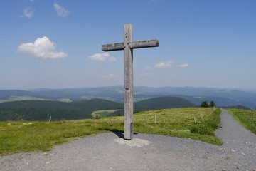 Fototapeta na wymiar Gipfelkreuz auf dem Belchen