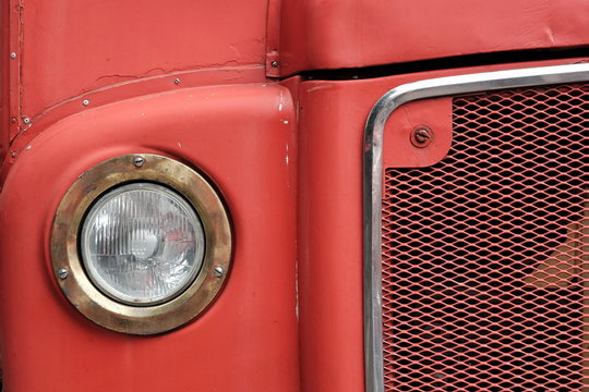 Scheinwerfer und K&uuml;hlergrill des roten Doppelstockbus aus dem London der F&uuml;nfzigerjahre und Sechzigerjahre beim Oldtimertreffen Golden Oldies in Wettenberg Krofdorf-Gleiberg bei Gie&szlig;en in Hessen
