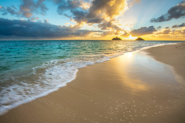 Obraz premium Beautiful Sunrise at Lanikai Beach in Kailua