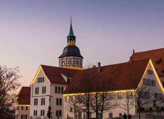 Backnanger Stadtturm mit Lichterketten vom Stiftshof