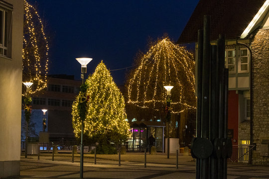 Lichterketten &uuml;ber B&auml;umen am Biegel in Backnang
