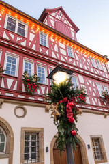 Backnanger Rathaus weihnachtlich geschmückt mit Straßenlaterne