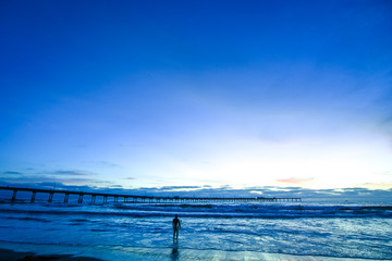 Obraz premium Silhouette of a Surfer at Sunset at Ocean Beach in San Diego California, USA