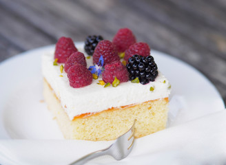 Lecker - Obstkuchen mit Himbeeren und Brombeeren