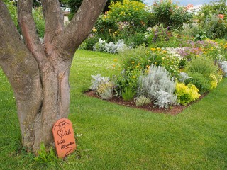 Herzlich willkommen - bunter Garten im Frühling