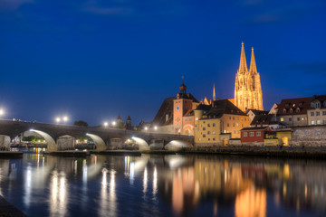 Fototapeta na wymiar Die Altstadt von Regensburg in der Dämmerung