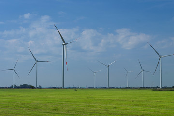 Windpark und abgemähte Wiese im Wangerland in Niedersachsen an der Nordseeküste - Stockfoto