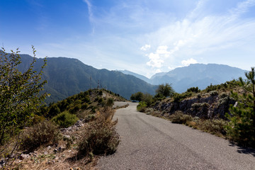 Straße durch das Epirus-Gebirge in Griechenland - 281991037