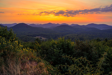 Sonnenaufgang auf Burgruine im Pfälzer Wald
