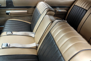 Frontsitzbank mit Zweipunktgurt und klappbarer Armlehne im Innenraum der Limousine aus dem Amerika...