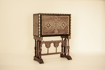 El bargueño es un mueble de madera de origen español, fabricado entre los siglos XVI al XVIII, concebido para escribir o archivar papeles. Adornado con marquetería, que es el arte o técnica de chapar 