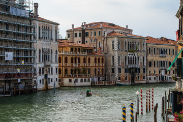 Venezada Italia uma cidade unica com seus canais que são usados como ruas e avenidas com um frenetico vai e vem de embarcações. Uma das cidades mais bonitas da Italia