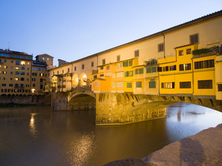 Italia, Toscana, la città di Firenze. Ponte Vecchio e fiume Arno.