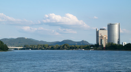 Bonner Rheinbogen mit Regierungsviertel und Siebengebirge
