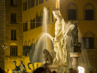 Italia, Toscana, la città di Firenze. La fontana del Nettuno in piazza della Signoria.