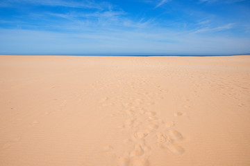 Sandstrand mit feiner Meeres linie am Horizont, Sommer Hintergrund