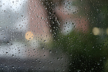 Regentropfen an einer Fensterscheibe im Herbst