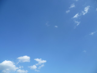 a white cloud flying along the blue sky
