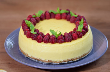 Vanilla New York cheesecake with raspberries