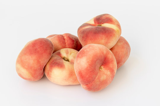 Paraguayo fruta sobre fondo blanco