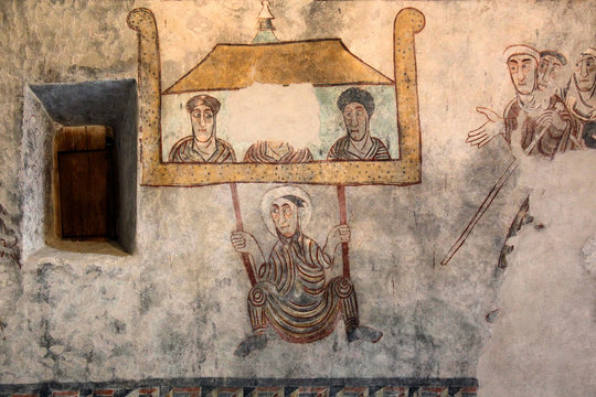 San Procolo &egrave; calato dalle mura della citt&agrave; per sfuggire alla persecuzione; affresco nella chiesa di San Procolo a Naturno