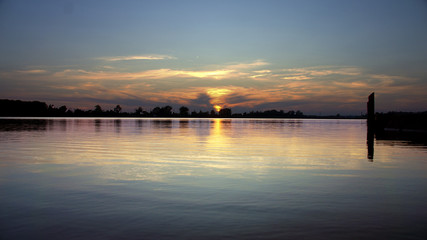 Fototapeta na wymiar sunset at creve coeur lake 