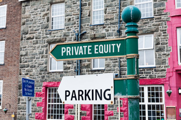 Obraz premium Conceptual hand writing showing Private Equity. Concept meaning Capital that is not listed on a public exchange Investments Advertisement concept with empty copy space on the road sign