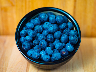 Arandanos frescos sobre una mesa de madera