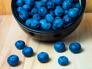 Arandanos frescos sobre una mesa de madera