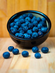 Arandanos frescos sobre una mesa de madera