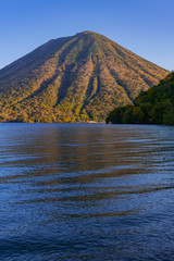秋の男体山と中禅寺湖