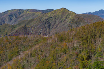 Fototapeta premium 半月山の登りの登山道から見た社山