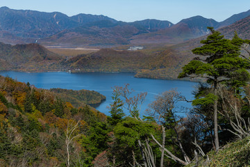 半月山の登りの登山道から見た中禅寺湖