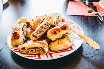 Assiette de feuilletés à la viande