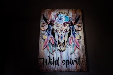 Panneau en bois au look vintage représentant un squelette d'animal plumes et texte Wild spirit