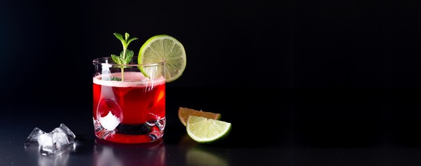 Drink Brasileiro de Margarita Gelada com Morango, suco de limão, tequila, gelo, limão sobre o fundo negro - Banner para website