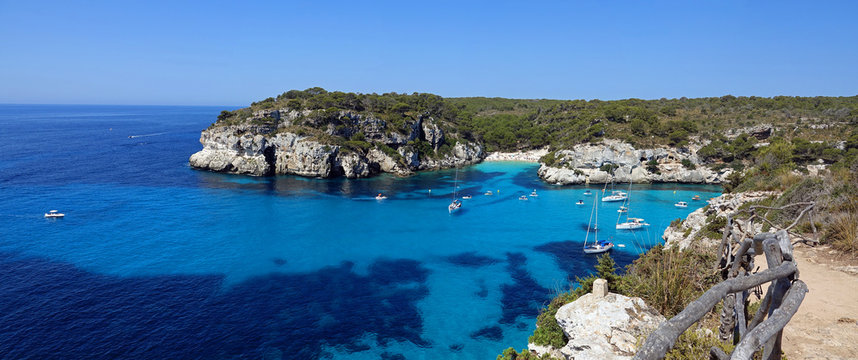 Vue panoramique d'un paysage m&eacute;diterran&eacute;en