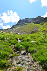 Fototapeta na wymiar Kleiner Gebirgsbach in Silvretta-Vorarlberg