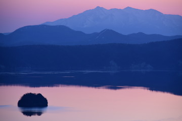 春の摩周湖　夜明け前