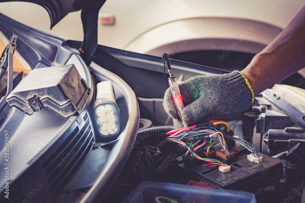 Poster technician checking car fuse by lamp tester which nagative pole of lamp tester connected with car fr