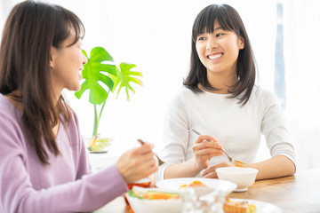 食事をする親子