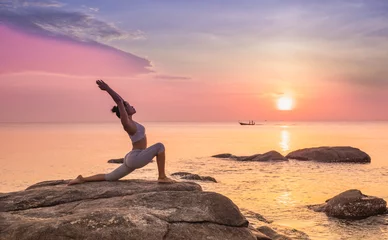 Fototapeten Asiatisches Mädchen praktiziert Yoga am Strand Sonnenaufgang Morgentag © chayathon2000
