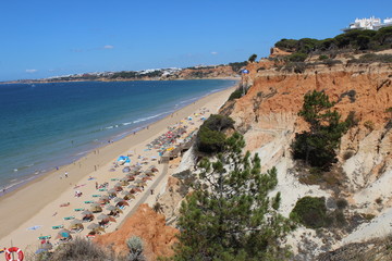 La falaisia plage avec ses falaises ocres du Portugal
