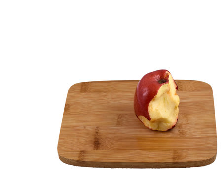 Angebissener Apfel auf einem Kiefernholzbrett