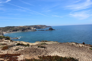 Fototapeta na wymiar Côte atlantique à Zambujeira au Portugal vue sur l'océan à partir des falaises