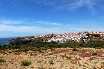 Côte atlantique à Zambujeira au Portugal vue sur l'océan à partir des falaises